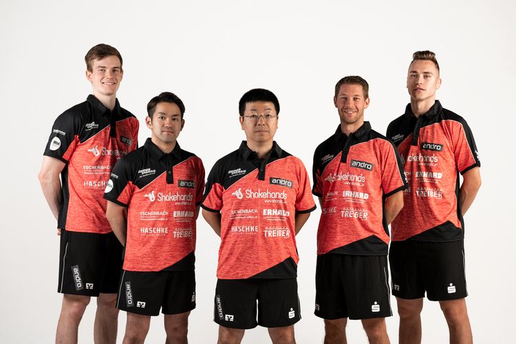 Kilian Ort, Mizuki Oikawa, Headcoach Koji Itagaki, Bastian Steger und Filip Zeljko (v.l.n.r.) tragen das Trikot des TSV Bad Königshofen. (©Rudi Dümpert)