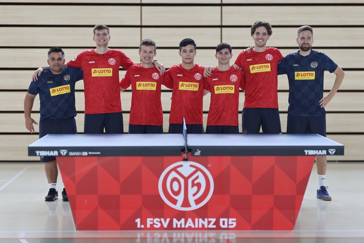Mainz 05 geht mit Trainer Felix Schmidt-Arndt, Rares Sipos, Johannes Willeke, Li Yongyin, Carlo Rossi, Luka Mladenovic und Trainer Tomasz Kasica in sein zweites Bundesligajahr. (©Verein)