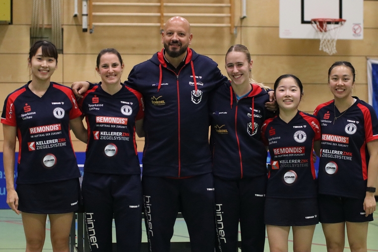 Der TSV Dachau führt die Tabelle nach drei Spieltagen an: Byun Seoyoung, Sabine Winter, Cheftrainer Alexander Yahmed, Naomi Pranjkovic und Koharu Itagaki und Ho Tin-Tin. Es fehlt: Alina Nikitchanka. (©Helmut Hörnschemeyer)