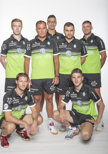 Die Neuzugänge Omar Assar (3. stehend v. r.) und Florent Lambiet (l. stehend), sowie Team-Manager Sascha Greber (2. stehend v. l.), Cheftrainer Cristian Tamas (2. stehend v. r.) und Physiotherapeut Timo Grauerholz (r. stehend) sind auf dem Mannschaftsfoto des SV Werder Bremen genau so zu sehen, wie Bastian Steger und Hunor Szöcs (beide hockend). Auch die Hanseaten schlagen in einem neuen Trikot auf. (©SV Werder Bremen)