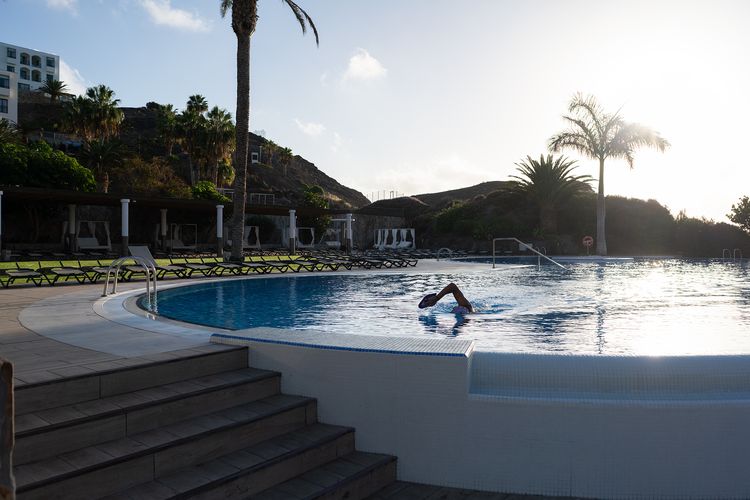 Das Wasser hatte eine angenehme Temperatur. Auch beim Schwimmen hatte man einen tollen Blick. (©Fabig)