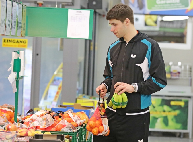 12:15 Uhr - Patrick Franziska ernährt sich sehr bewusst und setzt auf Vitamine. Die Bananen liefern zudem kurzfristig Energie und liegen deshalb auch im Training oft in der Sporttasche bereit (©Mohr)