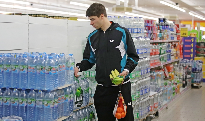 Eigentlich trinkt Patrick Franziska lieber Wasser mit Kohlensäure, im Sport kommt er aber besser ohne klar (©Mohr)