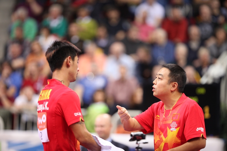 Taktik: Liu Guoliang.
Na klar, manche von Ihnen werden nun sagen, dass mit solch einer Mannschaft auch ein Kreisligaspieler Weltmeisterschaften gewinnen würde. Jedoch hat der chinesische Headcoach die ITTF Star Awards in der Kategorie 'Trainer' nicht von ungefähr in den vergangenen beiden Jahren gewonnen. Liu ist ein großer Taktikfuchs. (©Fabig)