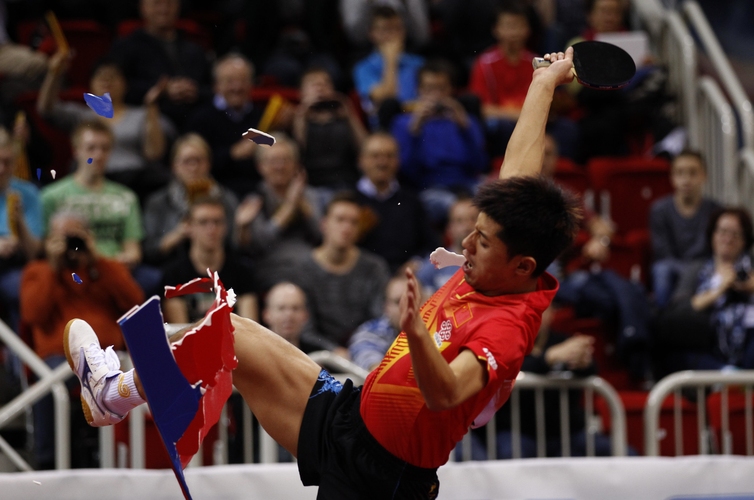 Zhang Jike zertrat nach seinem Titelgewinn beim World Cup 2014 in Düsseldorf die Umrandung. Ein Moment, der im Gedächtnis geblieben ist (©ITTF)