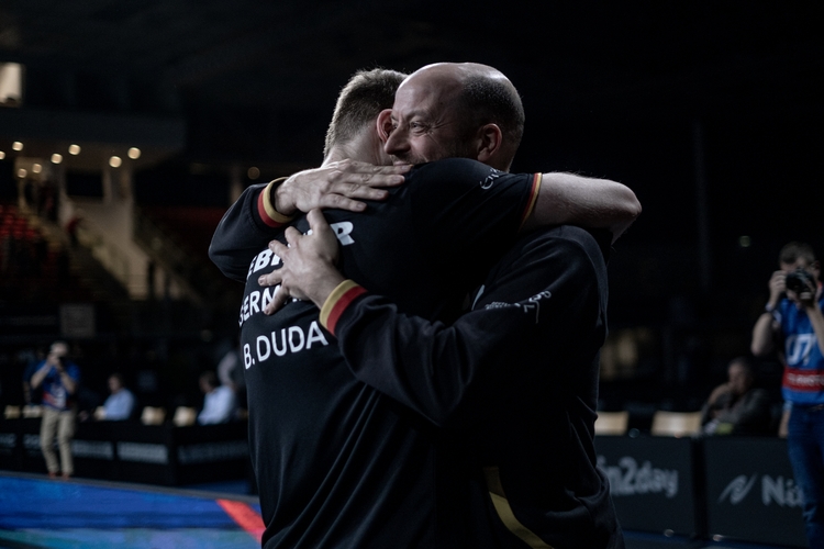 Die größte deutsche Überraschung gelang Benedikt Duda mit seinem 4:3-Erfolg über Felix Lebrun. Nach dem gewonnenen Viertelfinale fiel der Bergneustädter seinem Coach Lars Hielscher in die Arme. (©Qiu)