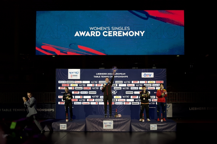 Die unterlegenen Halbfinalistinnen Maria Xiao und Jia Nan Yuan freuten sich über Bronze. (©Qiu)