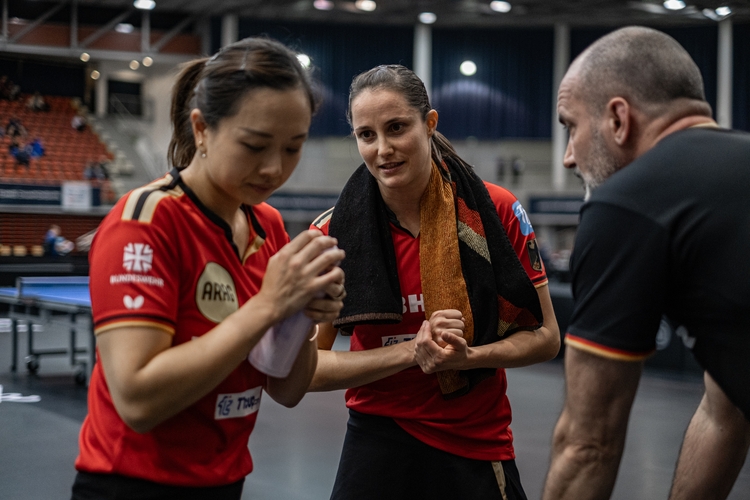 ... als auch Yuan Wan und Sabine Winter, hier mit Damen-Assistenztrainer Zoltán Bátorfi, mussten früh die Segel streichen. (©Qiu)