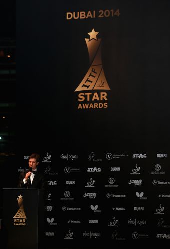 Moderator Adam Bobrow forderte gleich zu Beginn Chinas Stars auf die Bühne (©ITTF)