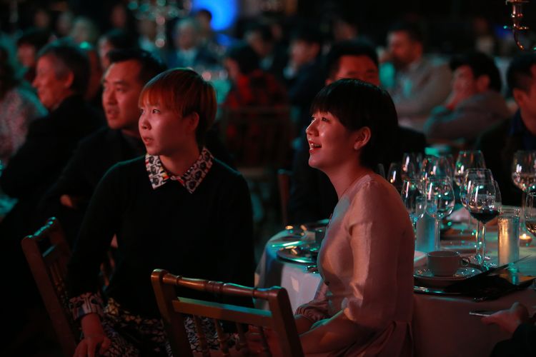 Kong Linghui, Zhu Yuling und Chen Meng verfolgen das Geschehen auf der Bühne... (©ITTF)