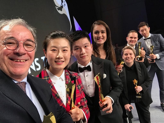 Die strahlenden Sieger auf einen Blick - ab heute wird der Anzug aber wieder gegen das gewohnte Trikot eingetauscht... (©ITTF)