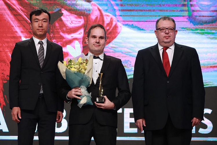 Der Spanier Jordi Morales (Mitte) wurde zum besten Para-Spieler ernannt. (©ITTF) 