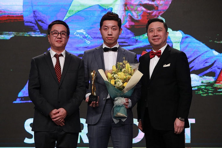Xu Xin (Mitte) ist ein Meister der spektakulären Ballwechsel und erhielt für einen seiner vielen sehenswerten Punkte einen Award. (©ITTF)