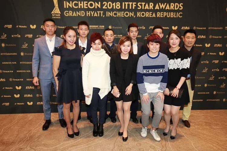 Für die Verleihung der ITTF Star Awards hat sich nicht nur das Team aus Hongkong fein herausgeputzt. (©ITTF)