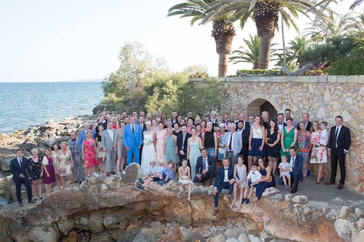 Ein traumhaftes Gruppenbild unter Palmen mit vielen Gästen aus der Tischtennisszene. Und jetzt lassen wir die Hochzeitsgesellschaft alleine (©Fasold)