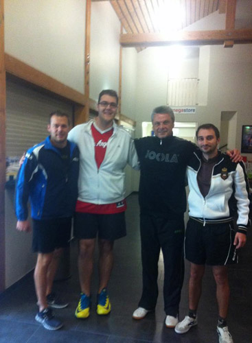 myTischtennis-User Marcel Becker, hier in der Tischtennisschule Grenzau zusammen mit einem Teamkameraden sowie Anton Stefko und Tomas Pavelka, bringt es auf 2,05 Meter. (©privat)