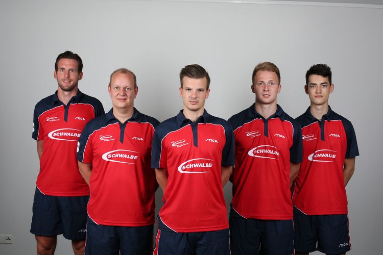 In zwei verschiedenen Trikots präsentiert sich der TTC Schwalbe Bergneustadt auf seinen Mannschaftsfotos. Hier ist der Klub aus dem Oberbergischen im rot-blauen Dress zu sehen... (©Schwalbe Bergneustadt)