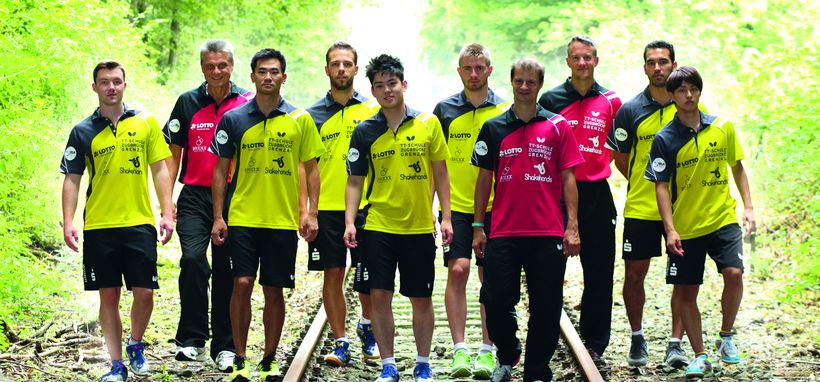 Mit Trainer- und Betreuerstab zeigt sich der TTC Zugbrücke Grenzau auf seinem Mannschaftsfoto. (©TTC Zugbrücke Grenzau)