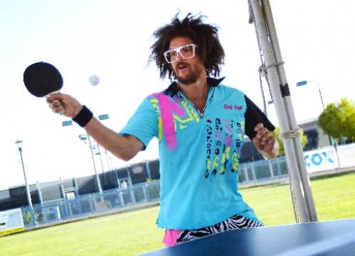 Ähnliche Frisur, andere Musik: Redfoo, Sänger der Band LFMAO, holt zum Angriff aus (©Uberpong)