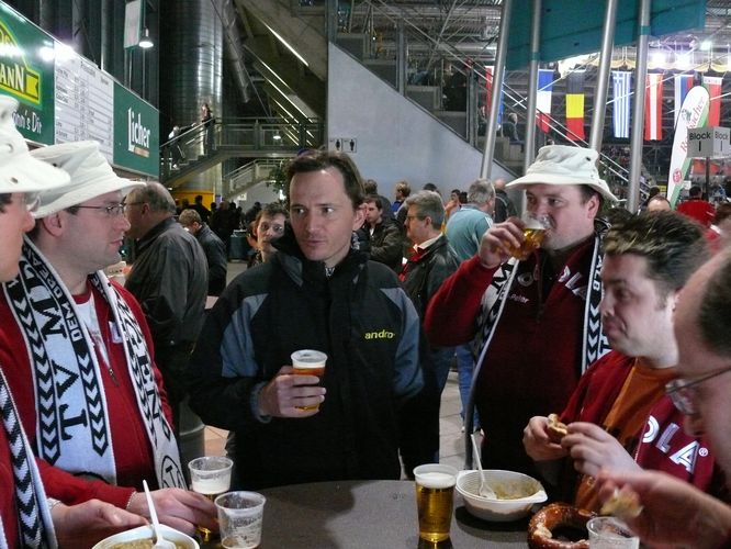 2008 in Frankfurt tranken die Schlachtenbummler ein Bier mit Jean-Michel Saive... (©TV Merklingen)