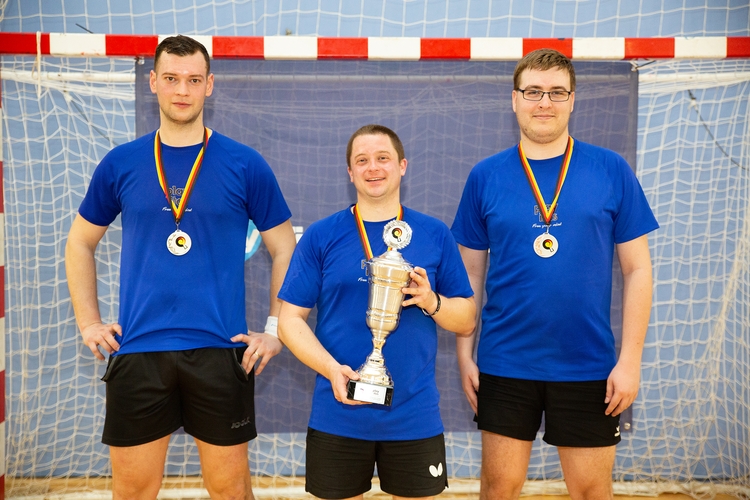 Strahlende Gesichter bei der Siegerehrung: Lukas Brinkop bekam den Pokal am Samstagabend überreicht. (©Fabig)