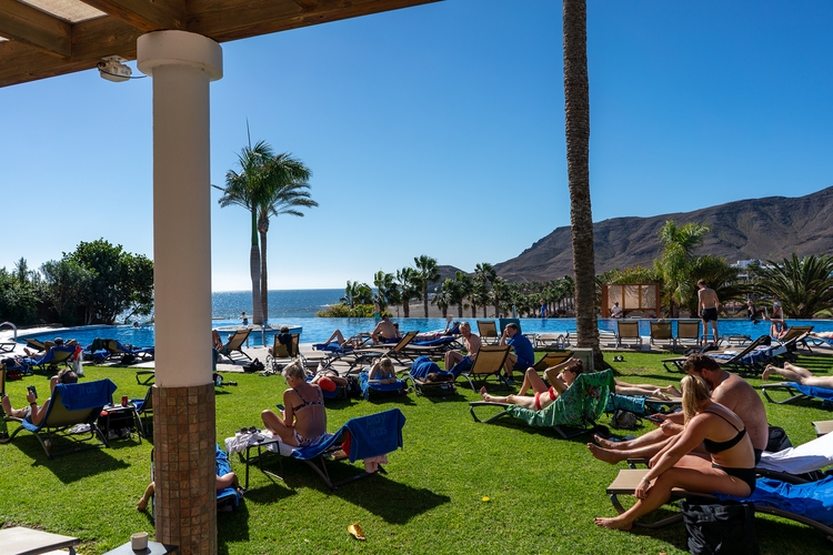 Bei knapp über 20 Grad konnte man sich auch schon mal abkühlen und gleichzeitig aus dem Pool den Blick auf das Meer und den Horizont genießen. (©Fabig)