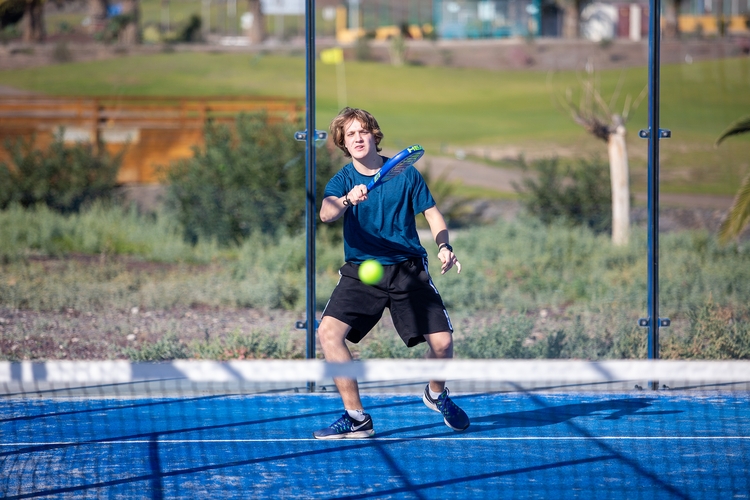 Nicht nur Julius Fiedler hatte seinen Spaß. Unter anderem wurde die Trendsportart Padel-Tennis von einigen Teilnehmern ausprobiert. (©Fabig)