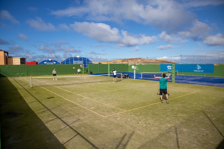 Wer lieber den Tennisschläger schwingen wollte, hatte sowohl im La Pared als auch im Playitas die Möglichkeit dazu, die Courts zu betreten und sich ein paar Bälle um die Ohren zu schlagen. (©Fabig)