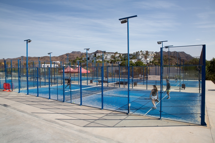 Bevor das Turnier am Samstagnachmittag begann, blieb genügend Zeit, das vielfältige Freizeitangebot im Playitas Resort zu nutzen. Manche versuchten sich beim Padel-Tennis. (©Fabig)