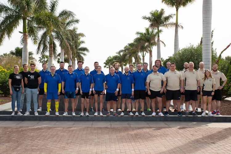 Die gesamte Reisegruppe beim Gruppenfoto unter Palmen. (©Fabig)