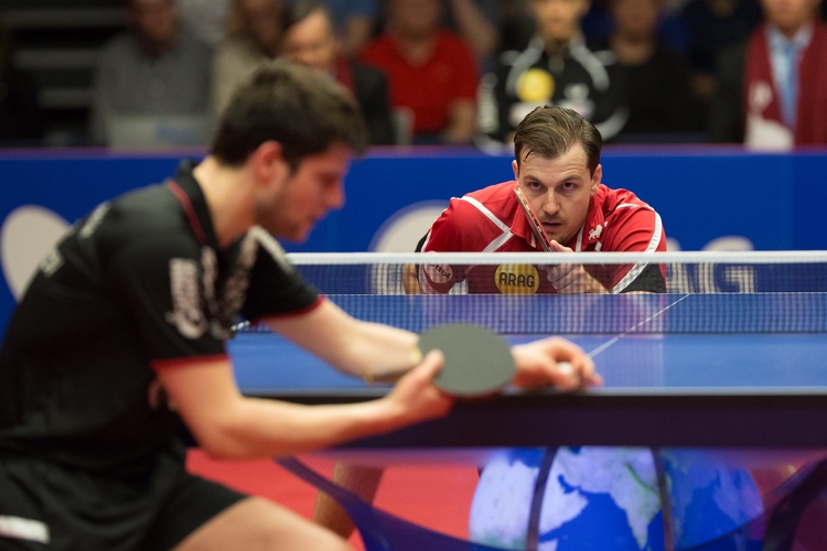 Timo Boll steht ebenfalls sehr tief am Tisch. Seine Schlaghand ruht auf dem Tisch, während er auf Dimitrij Ovtcharovs Ball wartet (©Fabig)