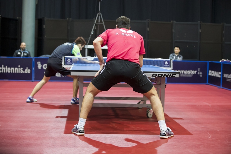 Auch Panagiotis Gionis ist für einen Tischtennisspieler sehr groß und steht damit recht weit oben. Auffällig ist hier allerdings vor allem, wie weit er zur Annahme in der Mitte rückt (©Steinbrenner)