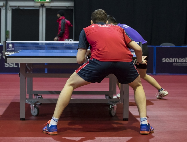 Sein Doppelpartner Jonathan Groth hat eine interessante Angewohnheit kurz vorm Rückschlag: Er fasst mit der rechten Hand an den Tisch (©Steinbrenner)