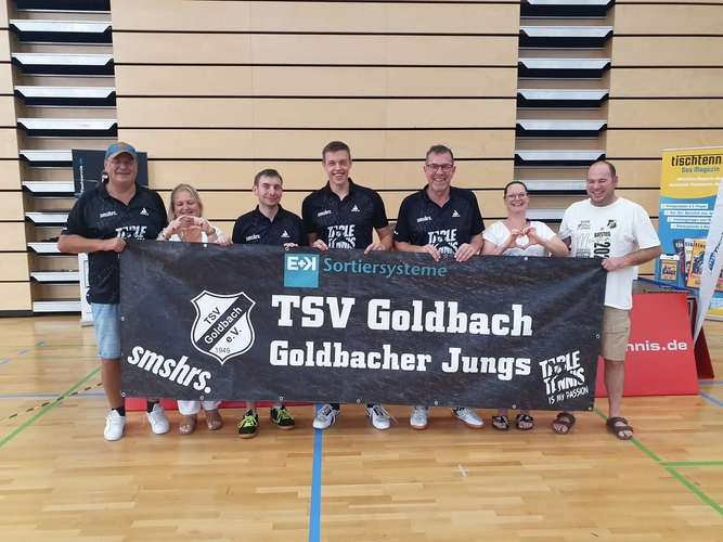 Die Goldbacher Jungs präsentierten stolz ihr eigenes Banner. (©privat)