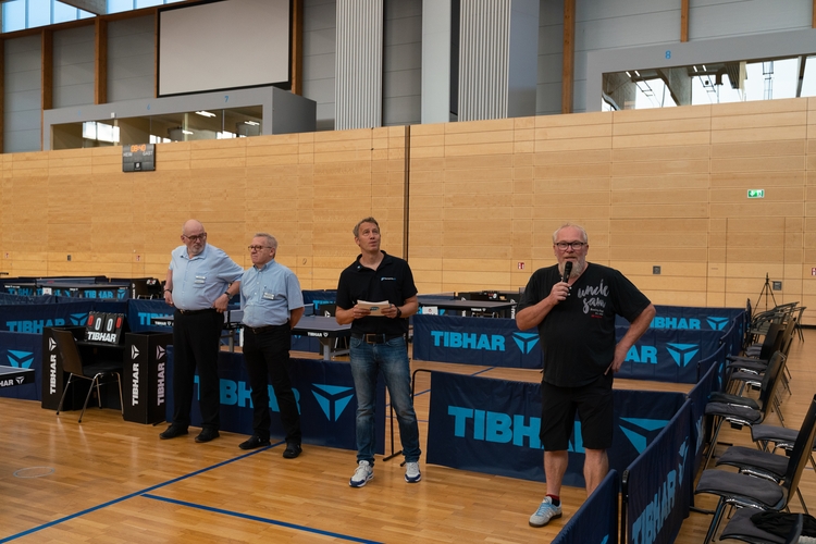 Achim Krämer (TIBHAR) und Jens Hecking (myTischtennis GmbH) begrüßten die Qualifikanten in der Haupthalle 80. (©Fabig)