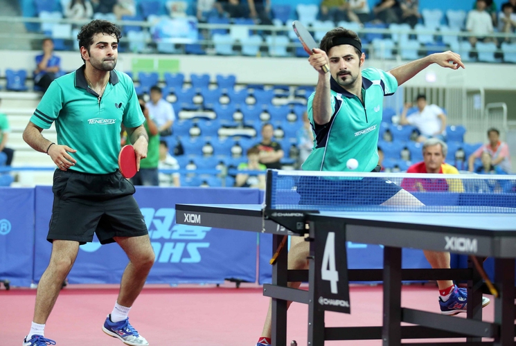 Die iranischen Brüder Nima und Noshad Alamiyan sieht man auch schon mal Seite an Seite am Tisch (©ITTF)