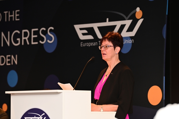 Auch die deutsche Vizepräsidentin des europäischen Verbands Heike Ahlert trat vors Mikrofon. (©ETTU)
