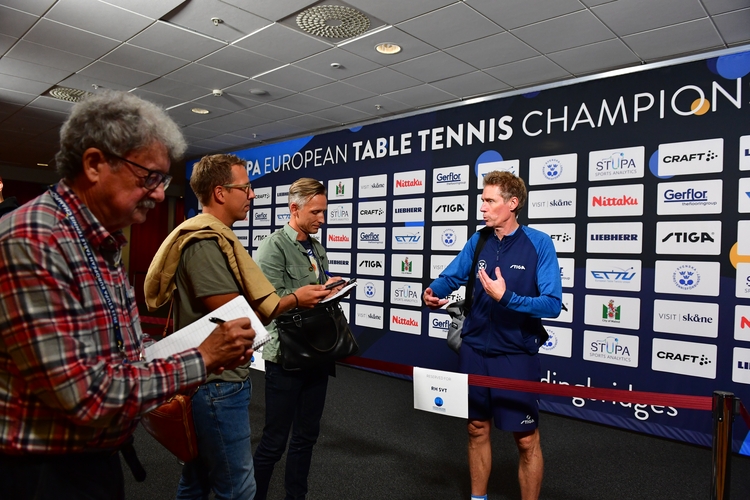 Auch der spätere Europameister-Coach Jörgen Persson stand den Journalisten Rede und Antwort. (©ETTU)