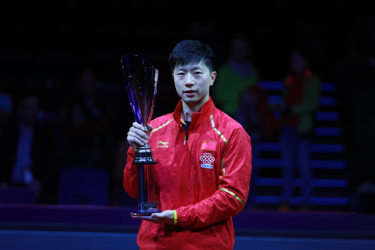 Für den Chinesen bedeutete der Sieg den insgesamt fünften Titelgewinn im Einzel in der Geschichte der German Open, womit er Timo Boll als Rekordsieger ablöst. (©ITTF)
