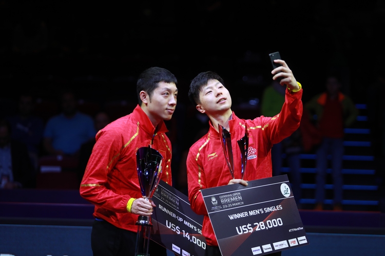 Xu Xin durfte sich als Zweitplatzierter über eine Prämie von 14.000 Dollar freuen, 28.000 Dollar erhielt Ma Long. In Bremen hatte der 29-Jährige zuvor schon zwei Mal die German Open gewonnen, deshalb sprach er davon, dass Bremen und Deutschland allgemein ein gutes Pflaster für ihn seien... (©ITTF)