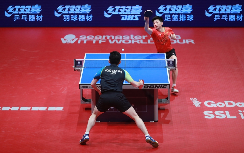 Danach stiegen Ma Long und der Hongkonger Wong Chun Ting für das erste Halbfinale der Herren in die Box. (©ITTF)