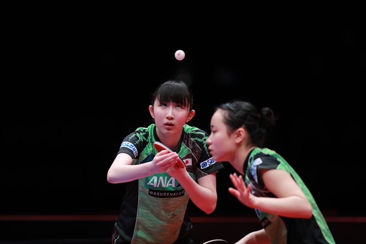Nach der Pause ging es weiter mit den Endspielen. Im Damen-Doppel-Finale bekamen Hina Hayata und Mima Ito... (©ITTF)