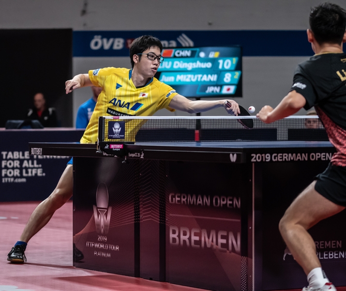 Doch nun bekommt es der Japaner mit Timo Boll zu tun. Zuvor hatte er Liu Dingshuo aus dem Turnier geworfen. (©Gohlke)