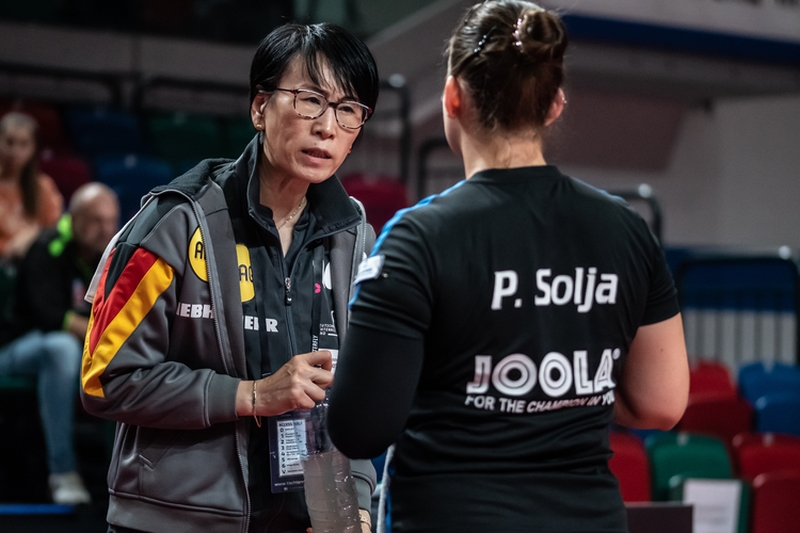 Petrissa Solja, hier im Gespräch mit Bundestrainerin Jie Schöpp, zog gegen Jeon Jihee im Einzel den Kürzeren. (©Gohlke)