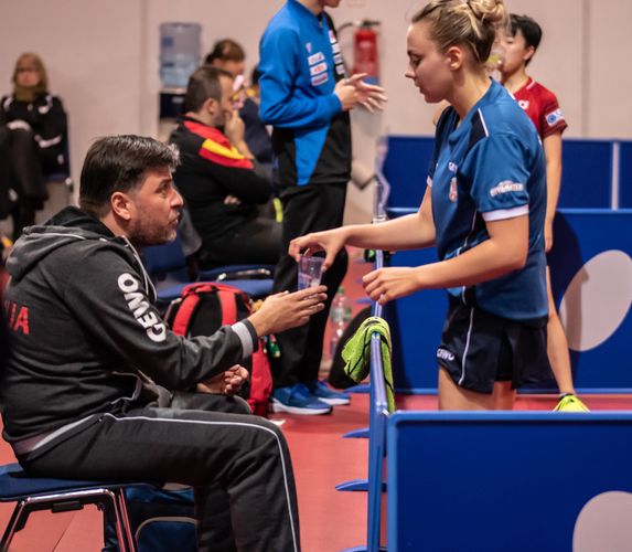 Auf einen prominenten Coach konnten auch Serbiens Damen zurückgreifen. Hier saß Aleksandar 