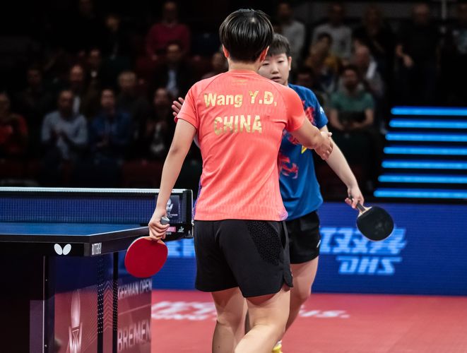 Wang blieb nichts anderes übrig, als ihrer Konkurrentin zum Finaleinzug zu gratulieren. (©Gohlke)