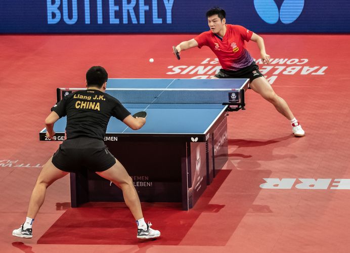 Das Halbfinale Nummer zwei gestaltete sich deutlich spannender. Fan Zhendong und Liang Jingkun standen sich wie schon im WM-Achtelfinale 2019 gegenüber. Damals siegte Liang Jingkun. (©Gohlke)