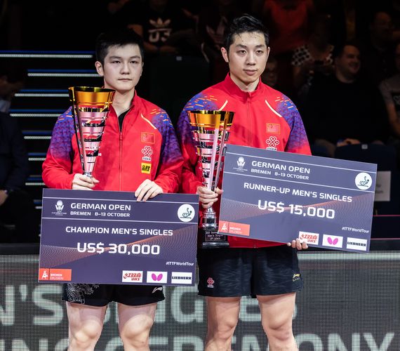 Ein neuer Pokal für die Vitrine! Es war Fan Zhendongs erster World-Tour-Titel nach 343 Tagen. Damals schnappte sich der Chinese die Trophäe bei den Swedish Open 2018. (©Gohlke)