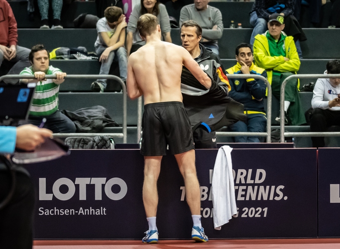 Ein schöner Rücken kann entzücken? Qius Doppelpartner Benedikt Duda bekam es in der ersten Hauptrunde mit Vize-Weltmeister Mattias Falck zu tun. (©Gohlke)