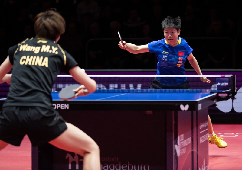 Danach wurden die letzten Halbfinalteilnehmer bei den Damen ermittelt. Wang Manyu setzte sich gegen Sun Yingsha durch... (©Gohlke)